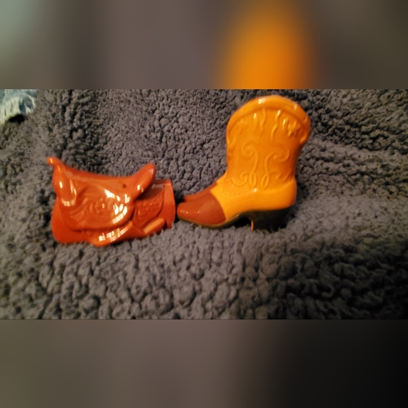 Vintage Western Boots and Saddle Sri Lanka Salt & Pepper Shakers - Picture 2 of 9